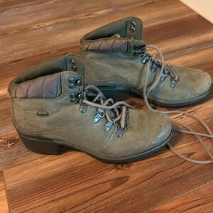 Casual Merrel Boots in green
